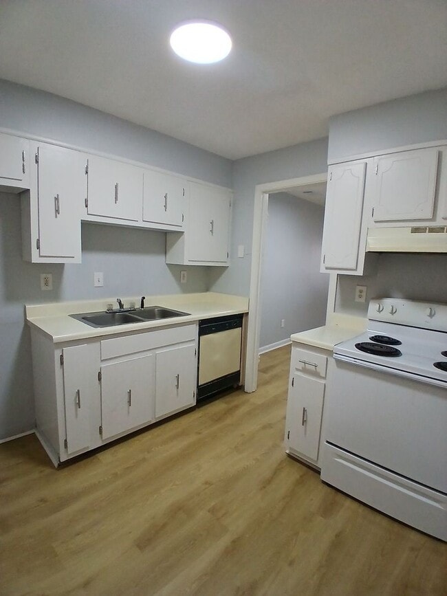 Building Photo - Raleigh Living: Updated 2-Bedroom with Modern Finishes