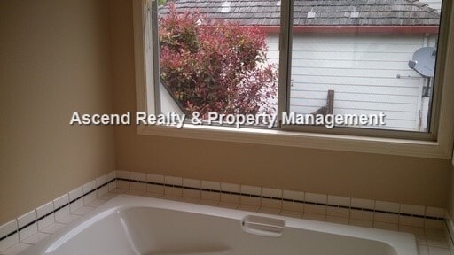Building Photo - Lower Price!! Wilsonville 2 Level Work Shop/Workout Room Fenced Yard Quick Access to I5 & Shops