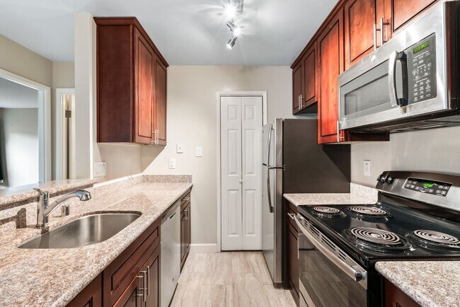 Building Photo - Top Floor 1Bd/1Ba Condo Community with Ten...