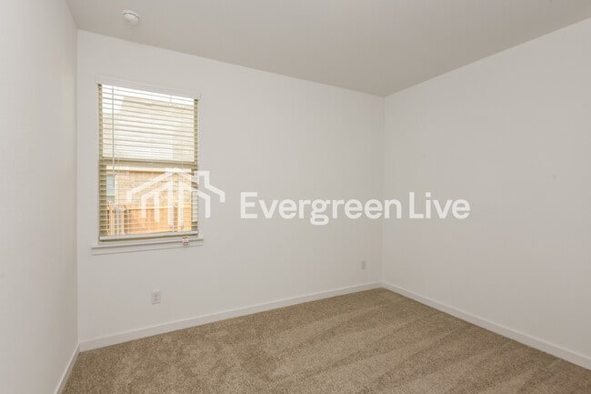 Building Photo - 200 Pine St