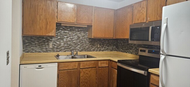 Building Photo - Meticulously Kept 3 bedroom, 2 bath condo ...