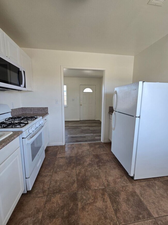 Building Photo - Yucca Ave 6686-6688