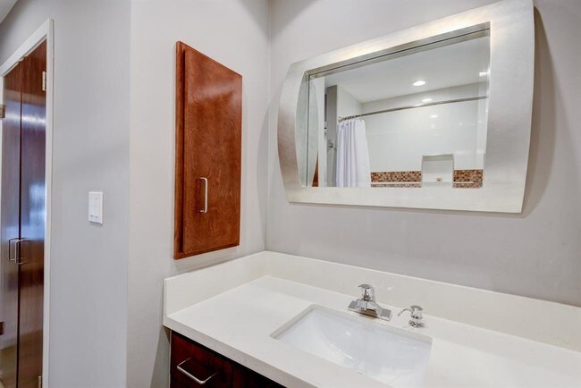 Building Photo - 668 S Ripple Creek Dr