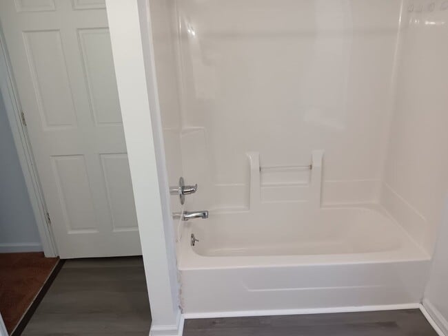 Building Photo - For Rent: 4-bedroom 2-bathroom single family home! Available NOW!