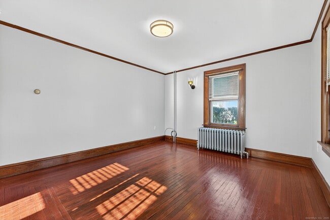 Building Photo - 12 N Main St