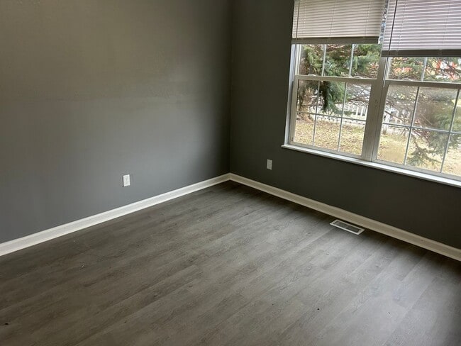 Building Photo - 3 Bedroom House