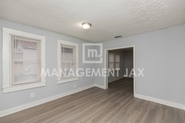 Building Photo - 1560 W 17th St