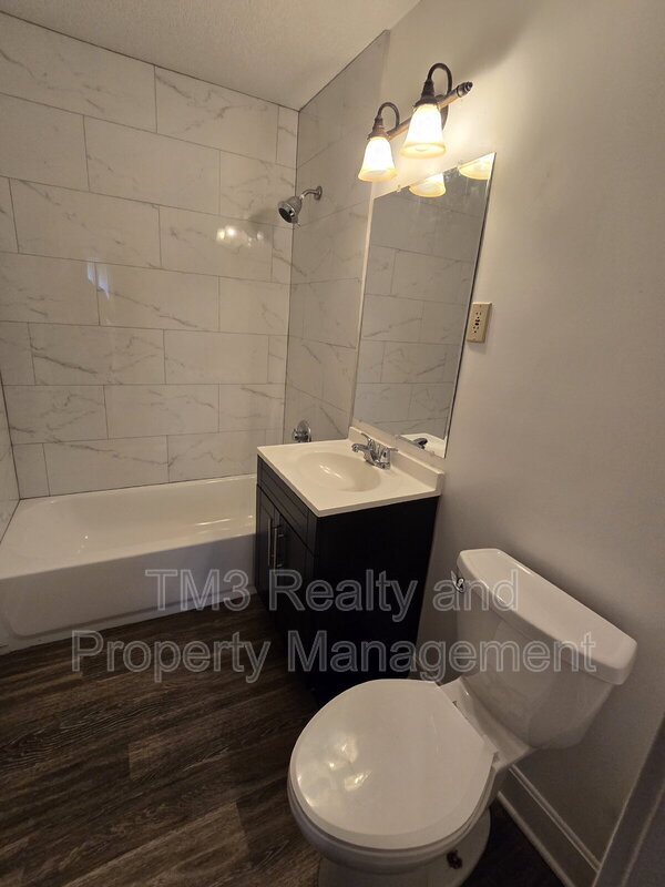 Building Photo - 811 W Sheridan St