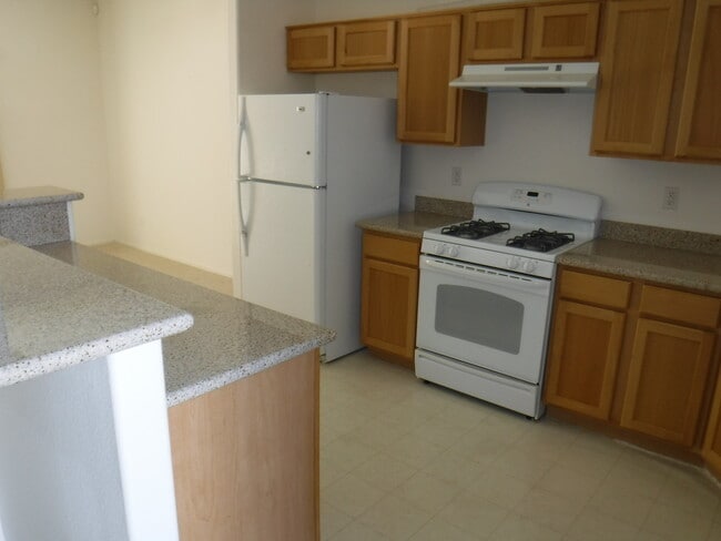 Building Photo - 3 BEDROOM HOME IN GATED COMMUNITY WITH COM...