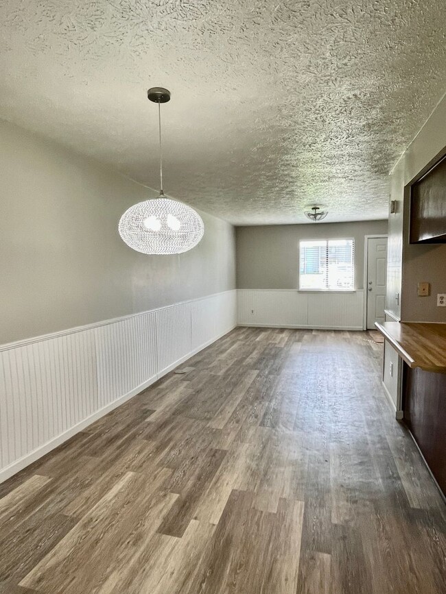 Building Photo - Cute 2-bedroom 1.5 bath townhome completel...