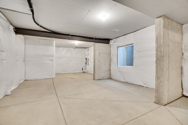 Building Photo - $3,650.00 - 4 Beds 3 Baths Single Family H...