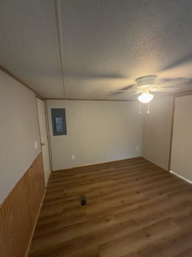 Building Photo - Charming 2 Bedroom Mobile Home