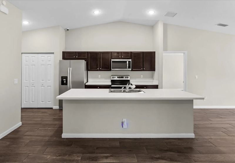 Building Photo - 512 SW McComb Ave