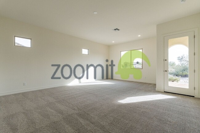 Building Photo - Beautiful Views!