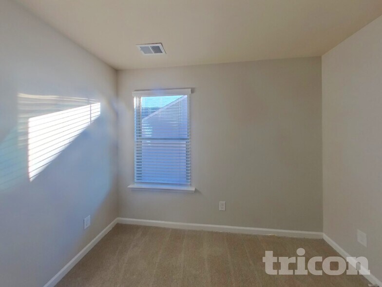 Building Photo - 207 Stillwood Dr