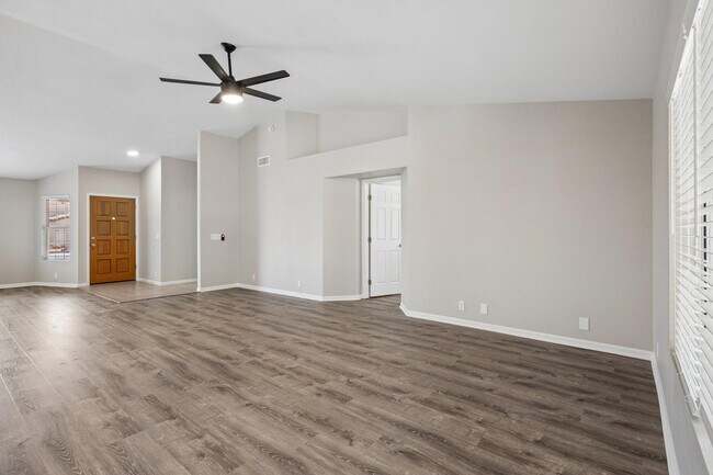 Building Photo - 8734 W Bloomfield Rd