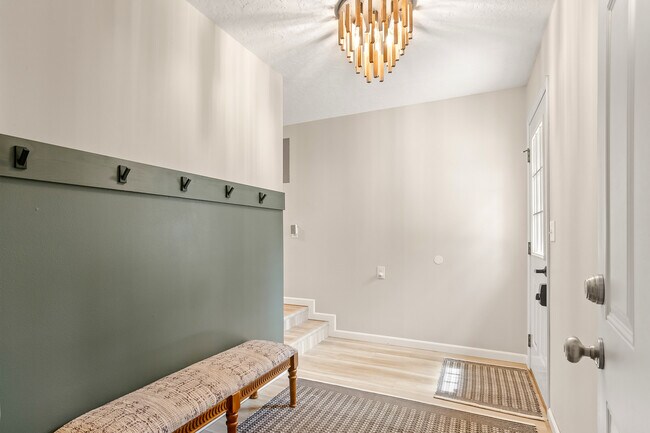 Entryway - 27166 Little Floyd Lake Rd