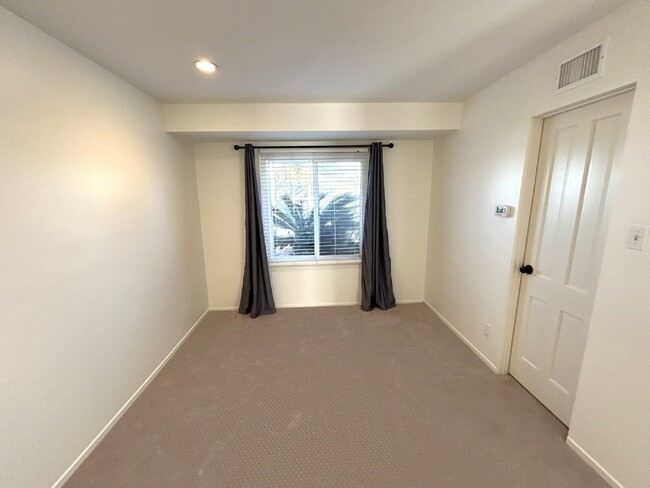 Building Photo - "Discover Your Dream Home: Spacious 3-Bed,...