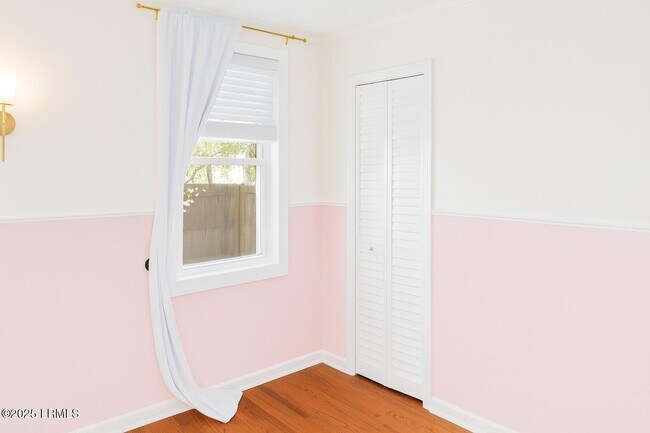 Building Photo - 174 James St