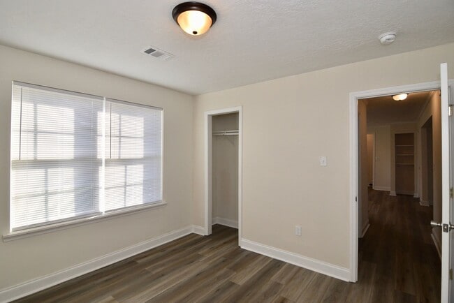 Building Photo - Recently Renovated 3 Bedroom House - Section 8 Welcome