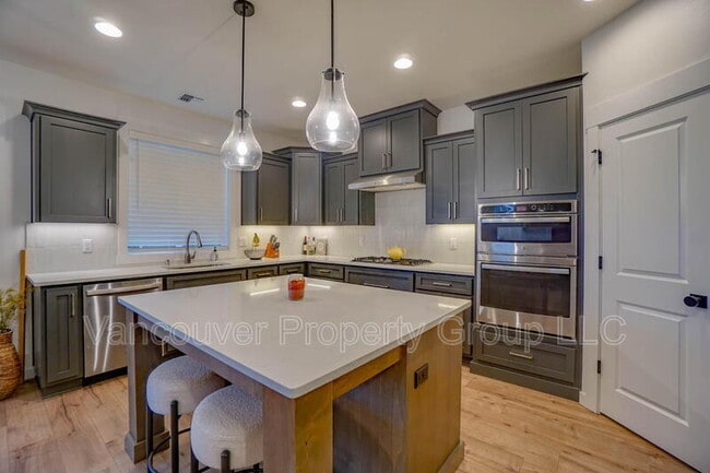 Building Photo - 737 SE 38th St