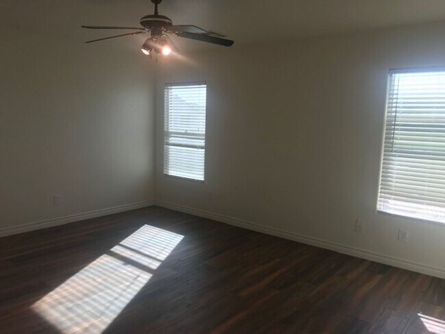 Building Photo - 5 Bedroom House! Great Room living space d...