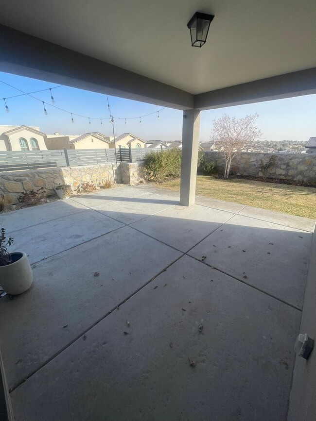 Building Photo - Gorgeous Newer 3 Bedroom / 2.5 Bathroom Ho...