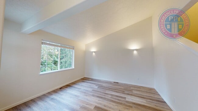Building Photo - Updated Beatiful Townhome! Large open Kitc...