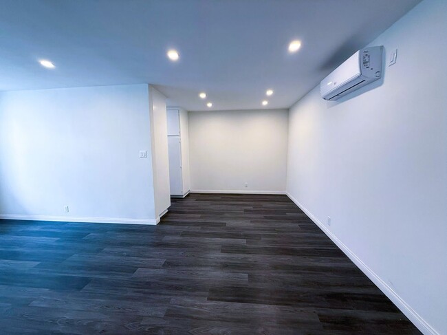 Building Photo - 525 Fischer, 1