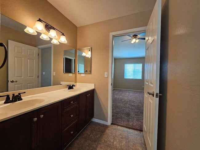 Building Photo - Alma School / Elliot 4 bedroom home