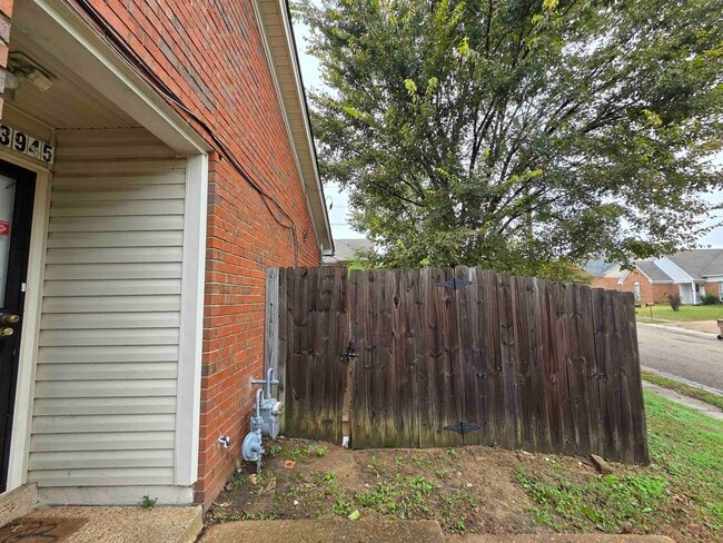 Building Photo - 3945 Oak Branch Cir E