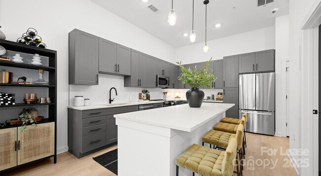 Building Photo - 704 W Tremont Ave