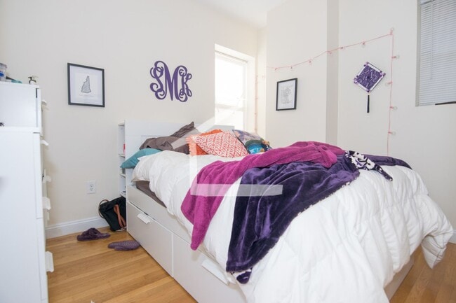 Building Photo - Nicely renovated 4 bed 2 bath unit in a prime spot in Brookline!