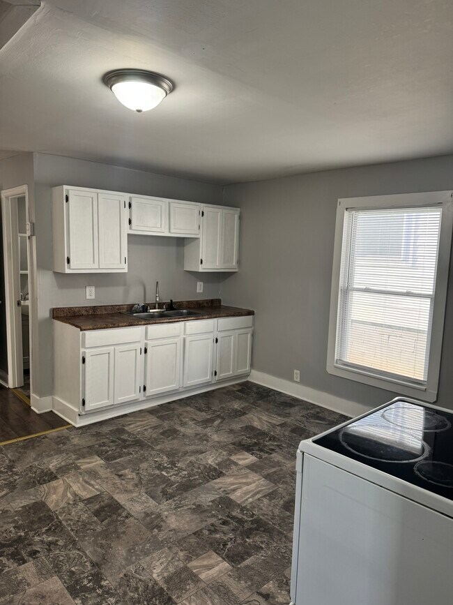 Building Photo - 1609 17th Ave N