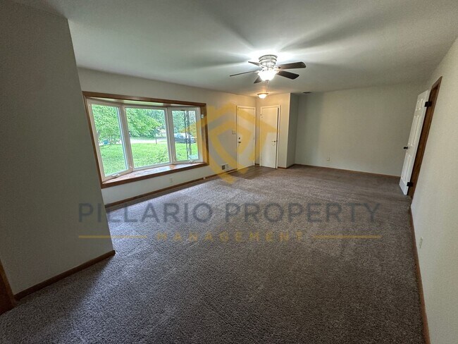 Building Photo - Spacious Warren Township, 3 Bedroom/1.5 Ba...