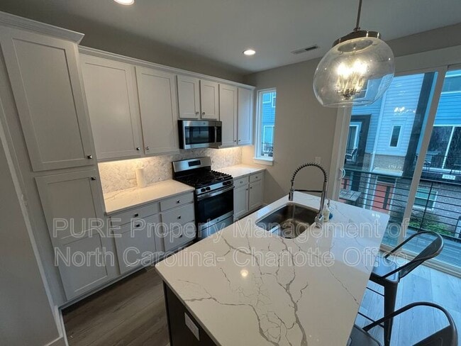 Building Photo - 2128 Electric Ln