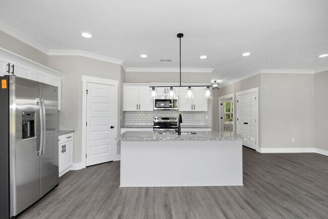 Building Photo - 4 Bedroom, 2 Bath