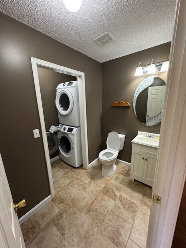 Building Photo - 2 Bed, 3 Bath Condo with Garage and  Flex ...