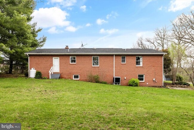 Building Photo - 260 Hill Crest Dr