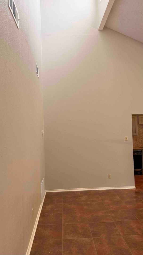 Building Photo - 3bed/2bath Townhouse with 2 car garage