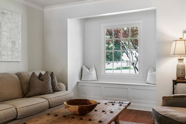 Building Photo - 5 bedroom 3 bathroom with over 3,500 square feet in East Memphis near Walnut Grove and Perkins