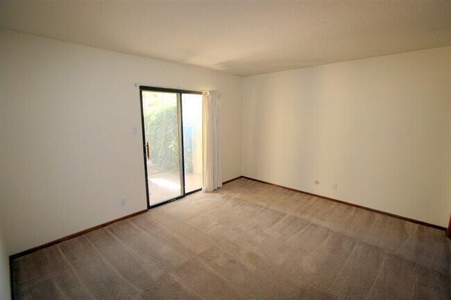 Building Photo - 830 Live Oak Rd NE