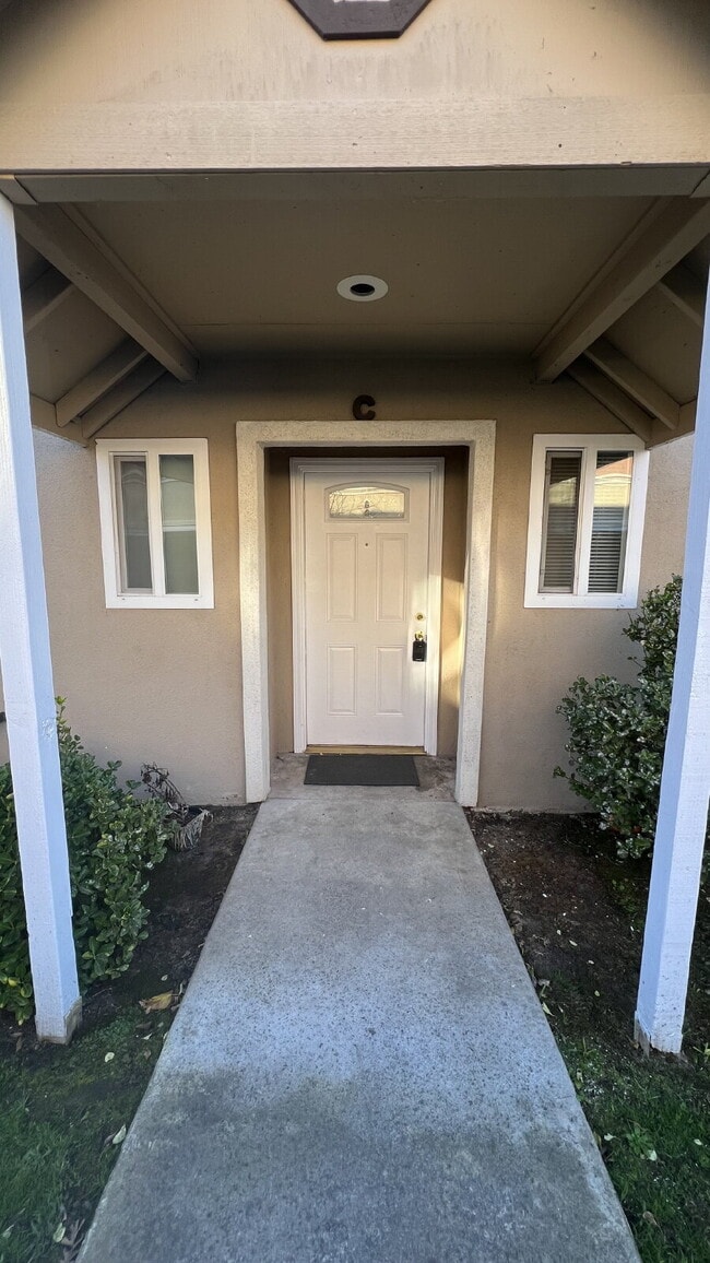 Building Photo - ** Move in special $1995 moves you in - Includes Deposit and January 2026 Rent. ** Updated interi...