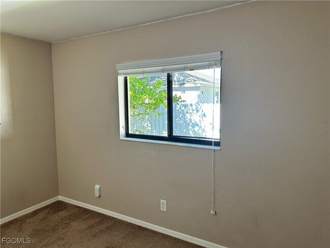 Building Photo - 1025 SE 24th Ave