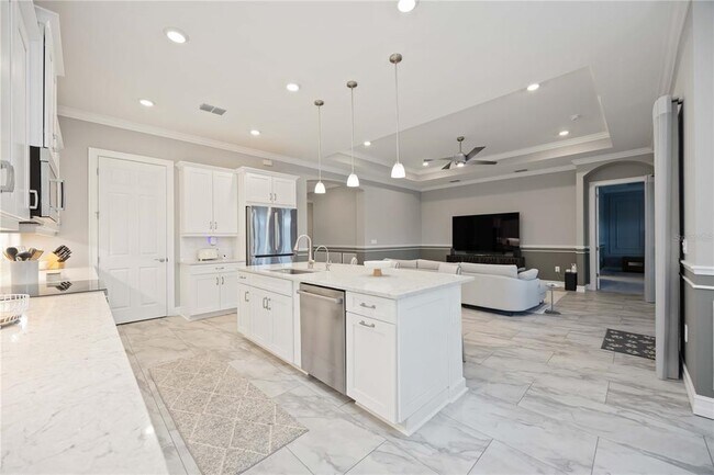 Building Photo - 645 Maraviya Blvd