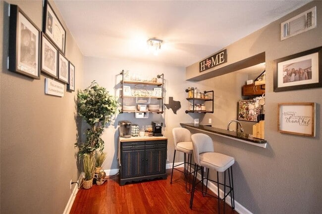 Building Photo - 2020 S Congress Ave