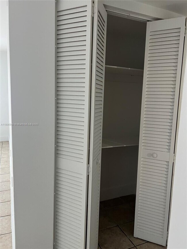 Building Photo - 395 NE 21st St