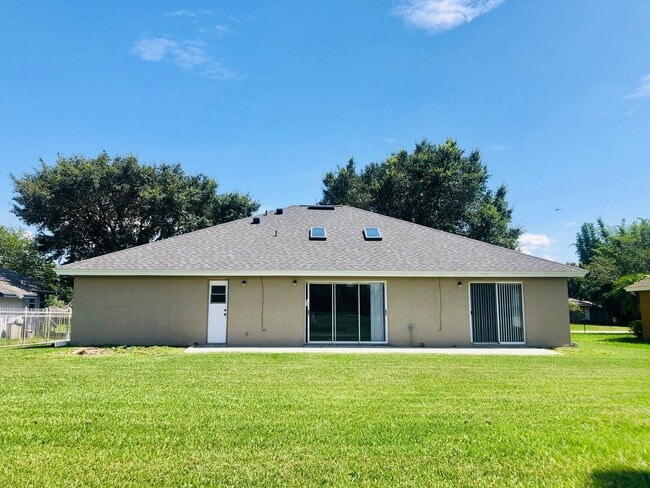 Building Photo - Wonderful 3/2 home in ORLANDO - GOLF COURS...