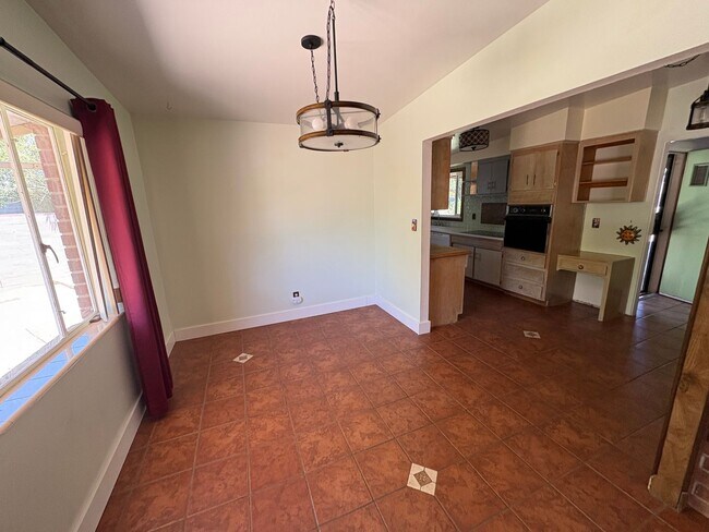 Building Photo - Eastside home with privacy on cul-de-sac