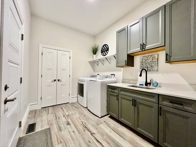 Building Photo - NEW, big, beautiful, Executive Home Libert...